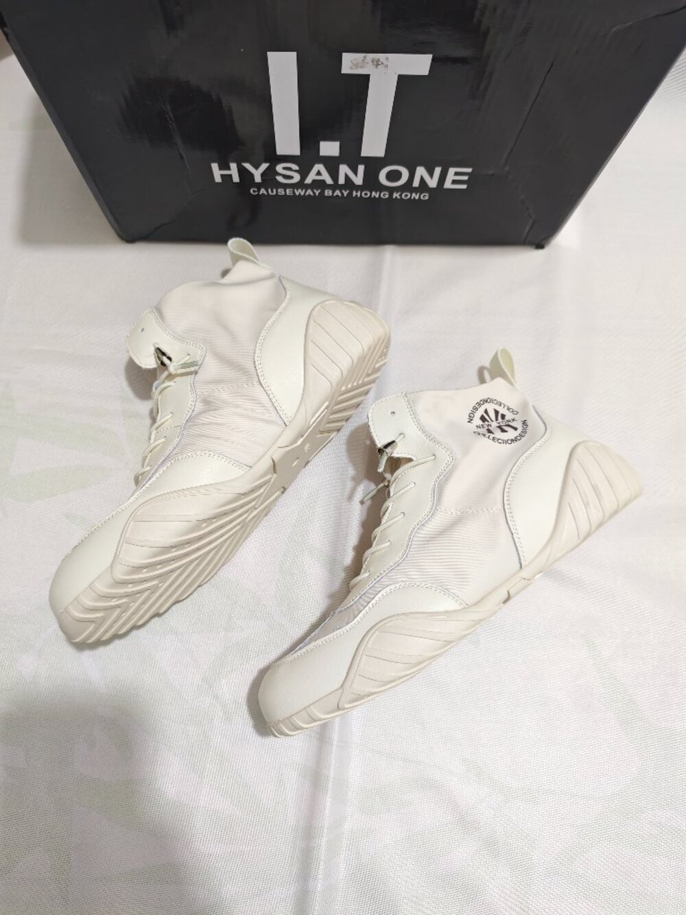 White Women New York Yankees High Top Sneakers - Picture 3 of 8